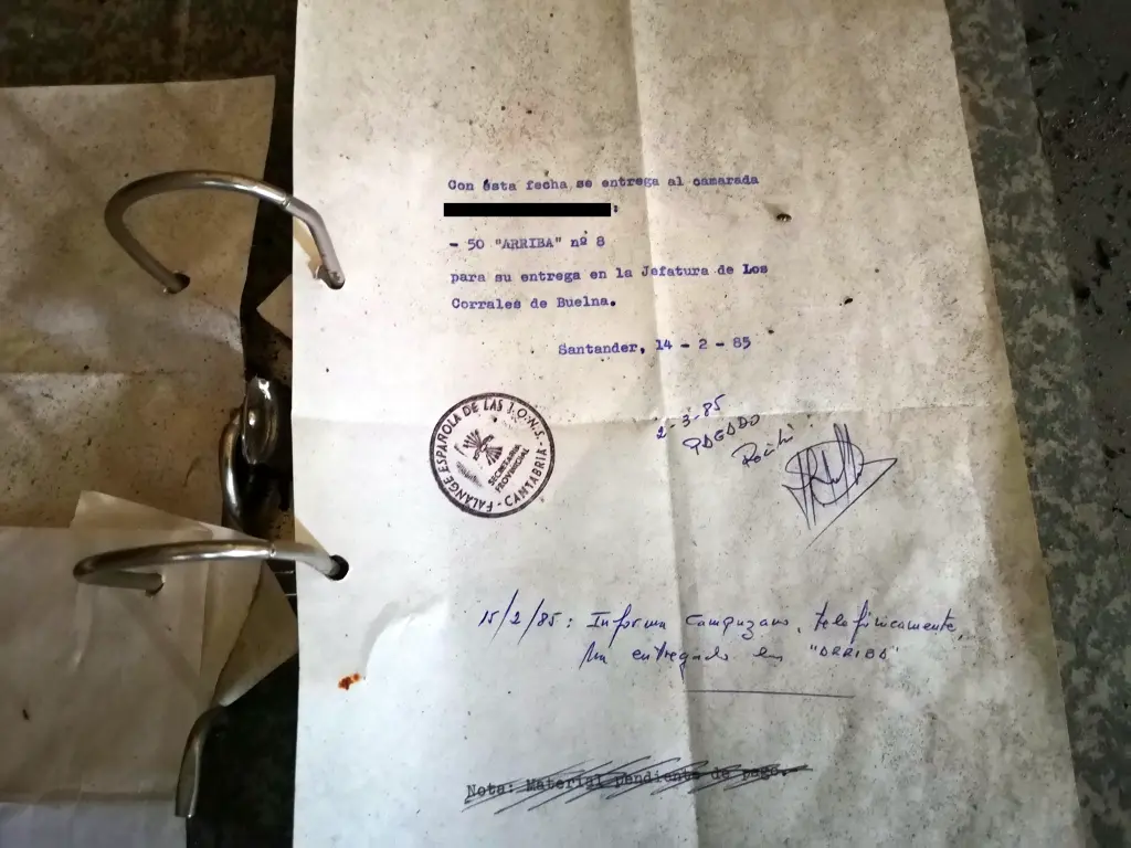 Documento de entrega con sello, firma y fecha de la sección falangista de los Corrales de Buelna