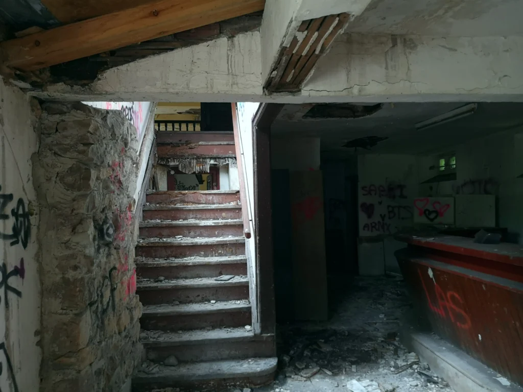 Escalera que sube a la segunda planta de la sección de Falange española de Los Corrales de Buelna
