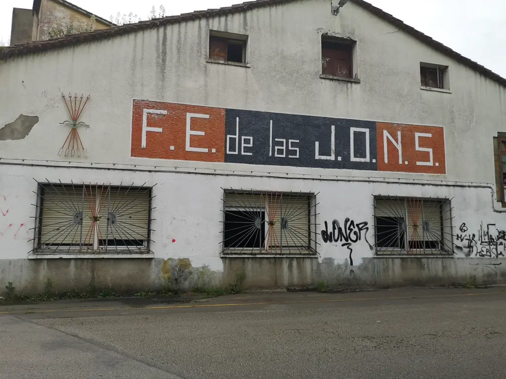 Fachada de la sede de Falange Española de la J.O.N.S de los Corrales de Buelna