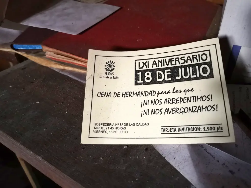 Invitación para una cena de Hermandad de la Falange Española de Los Corrales de Buelna. Años `80