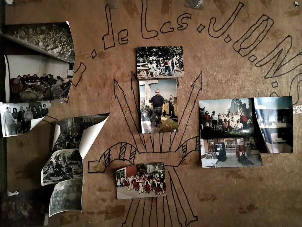 Mural con fotos de los falangistas de Corrales de Buelna