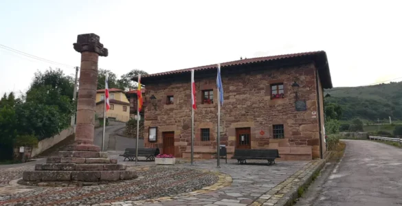Ayuntamiento del pueblo de Pesquera en Cantabria, es el pueblo más pequeño de la comunidad autónoma, ayuntamiento cercano