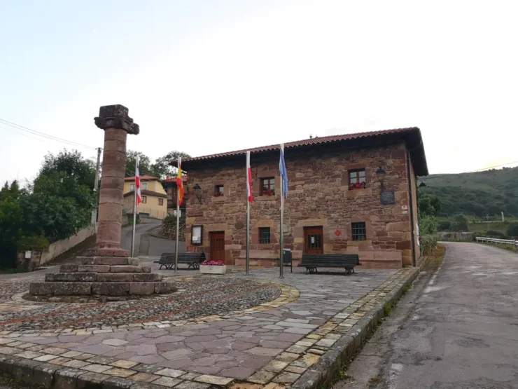 Ayuntamiento del pueblo de Pesquera en Cantabria, es el pueblo más pequeño de la comunidad autónoma, ayuntamiento cercano