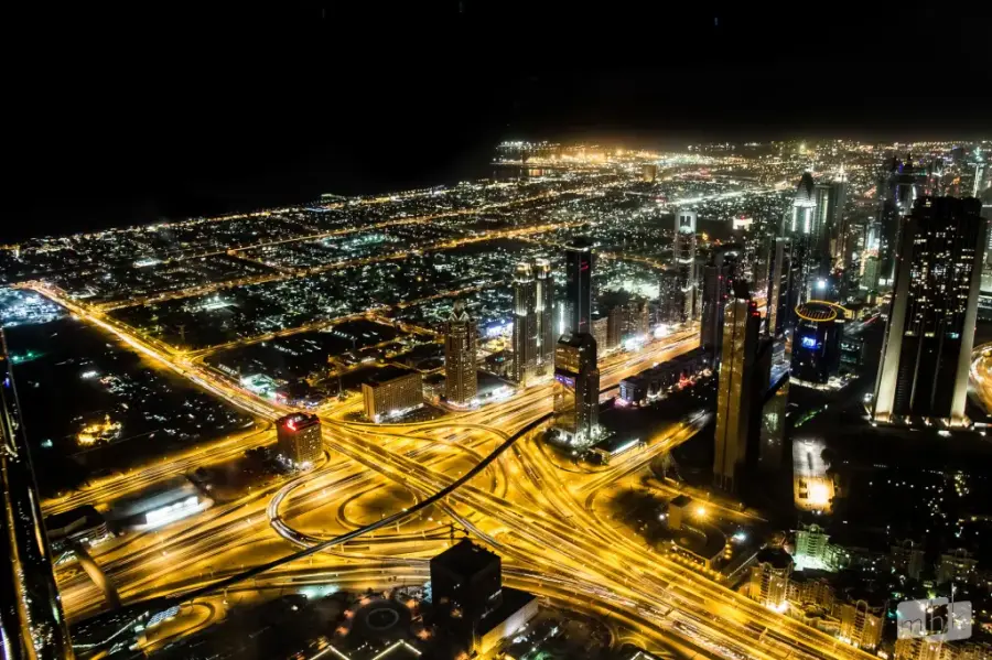 Paisaje que retrata Dubai de noche fotografiada desde un rascacielos
