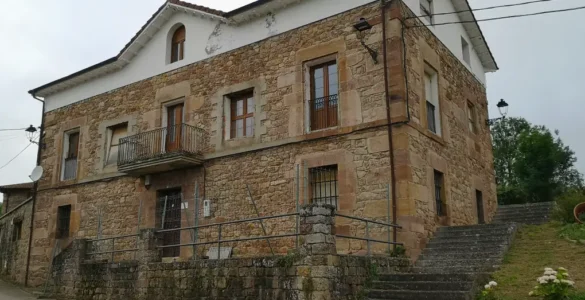 Escuela de Pesquera en Cantabria, fue una escuela alternativa para el siglo XIX, fundada por Ángel Fernández de los Ríos