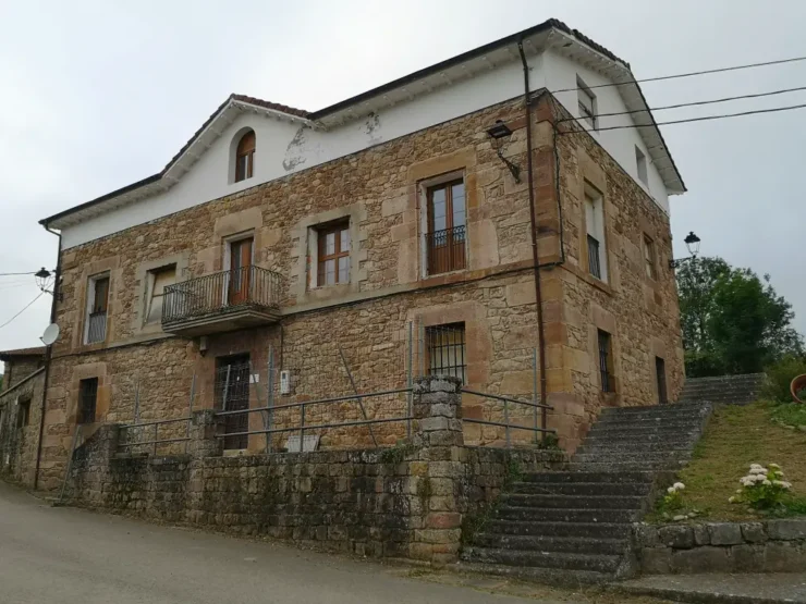 Escuela de Pesquera en Cantabria, fue una escuela alternativa para el siglo XIX, fundada por Ángel Fernández de los Ríos