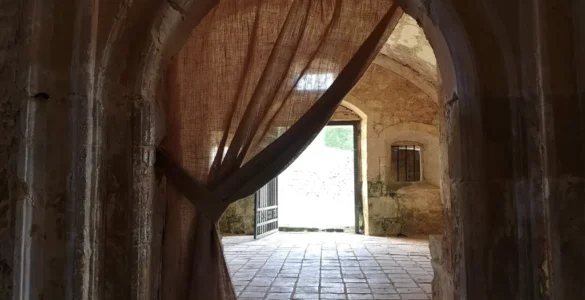 Arco de una puerta de acceso a una estancia del lado norte del monasterio de Santa María de Rioseco. Burgos.