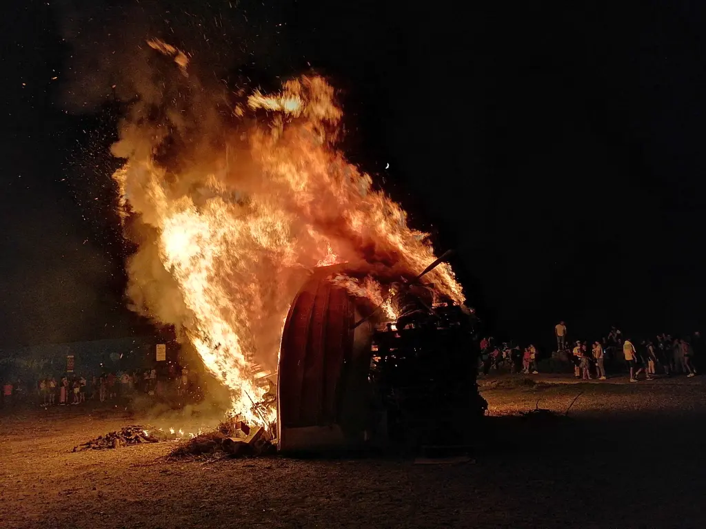 Enorme hoguera encendida a orilla del mar. A guarda. Galicia