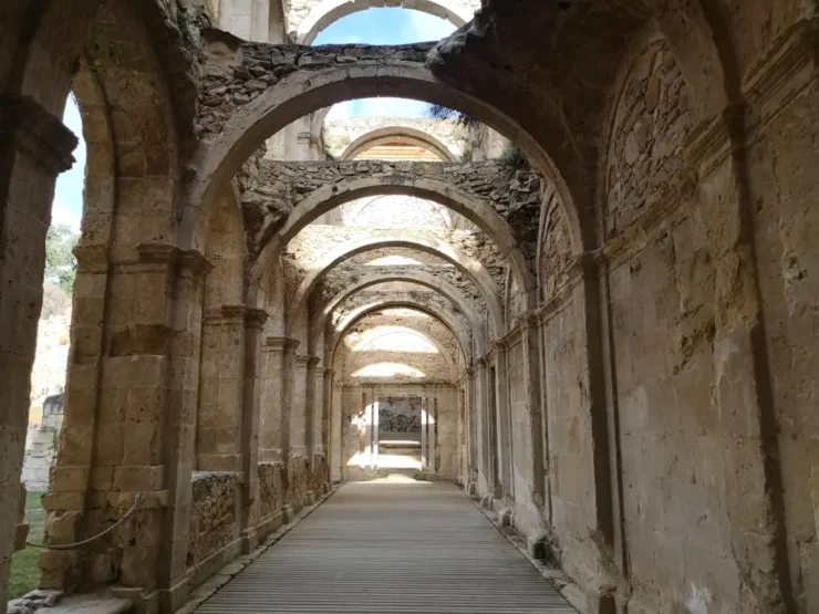 Pasillo norte del claustro del Monasterio de Santa María de Rioseco