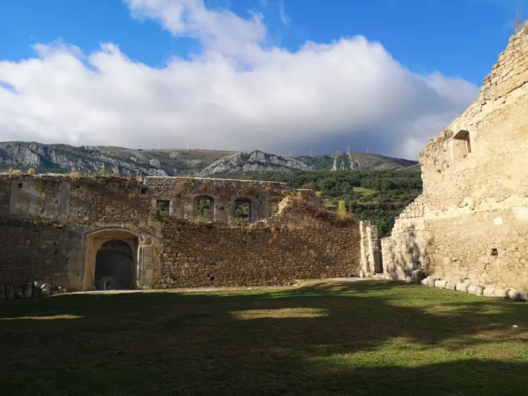 Patio de la hospedería del Monasterio abandonado de Rioseco con montañas al fondo