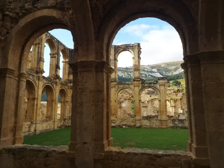 Vista desde el pasillo norte del claustro del monasterio de Santa María de Rioseco. En primer plano dos arcadas.
