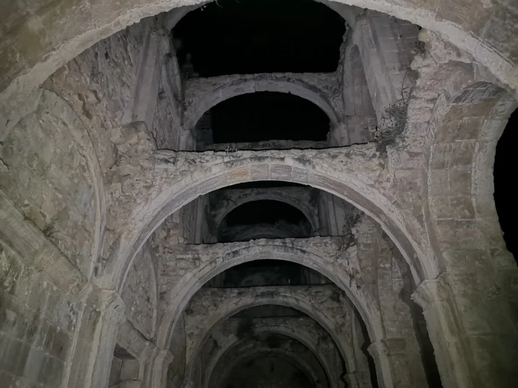 Vista nocturnas de las arcadas del pasillo norte del claustro de Santa María de Rioseco