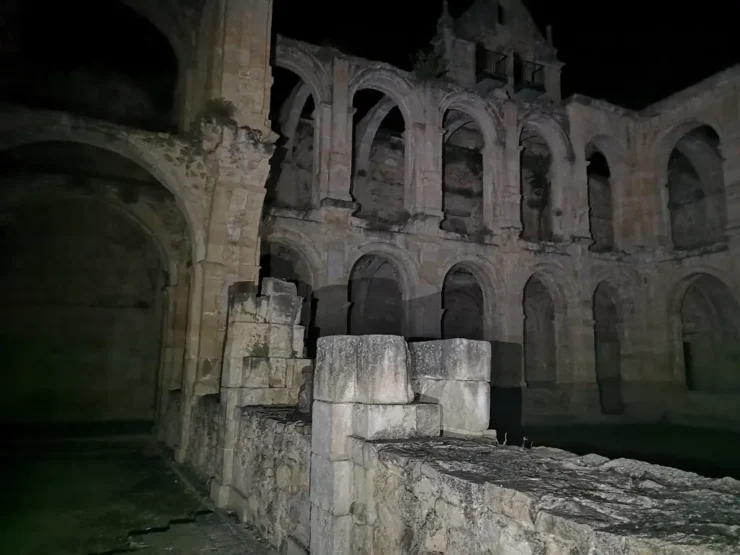 Vista nocturna desde suroeste del claustro del monasterio de Rioseco