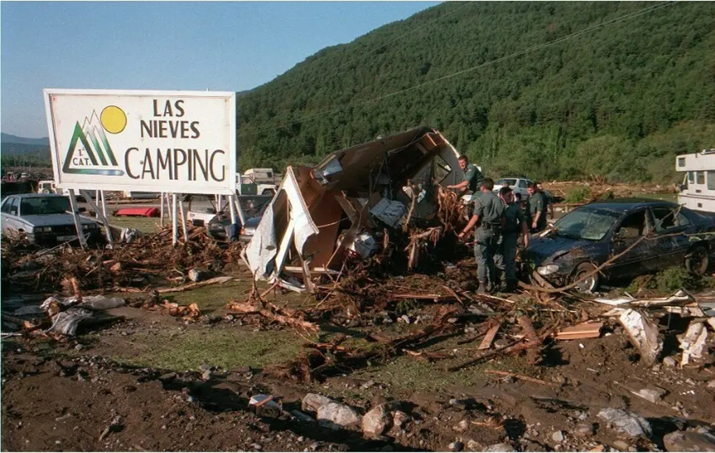 Camping las nieves en 1996, coches, infraestructuras por el suelo, todo destruido tras la riada em Biescas.