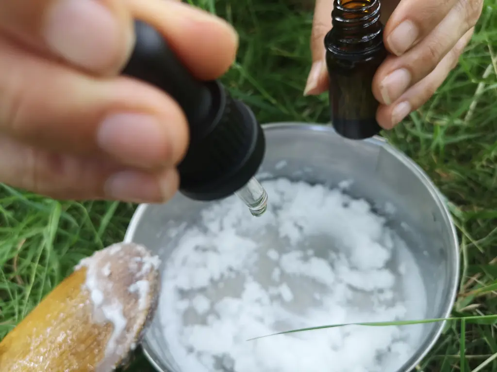 desodorante natural casero a base de bicarbonato, aceite de coco y árbol del té. ne este paso echamos el aceite esencial del árbol del té