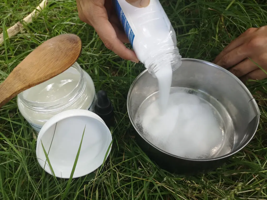 desodorante natural casero a base de bicarbonato, aceite de coco y árbol del té. Una opción natural para cuidar tu piel.