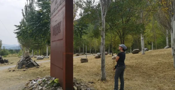 Parque en memoria las victimas de la gran riada de 1996 en Biescas. Han colocado una gran placa con los nombres.