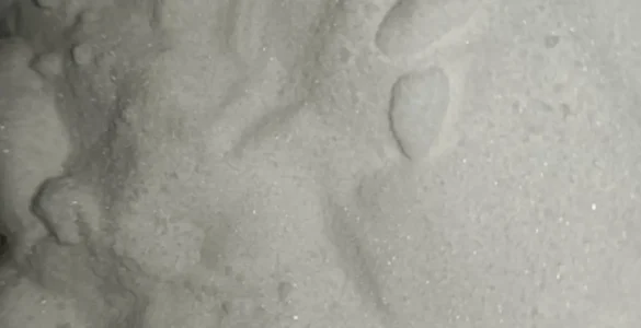 Primer plano de Lindano en estado de polvo blanco