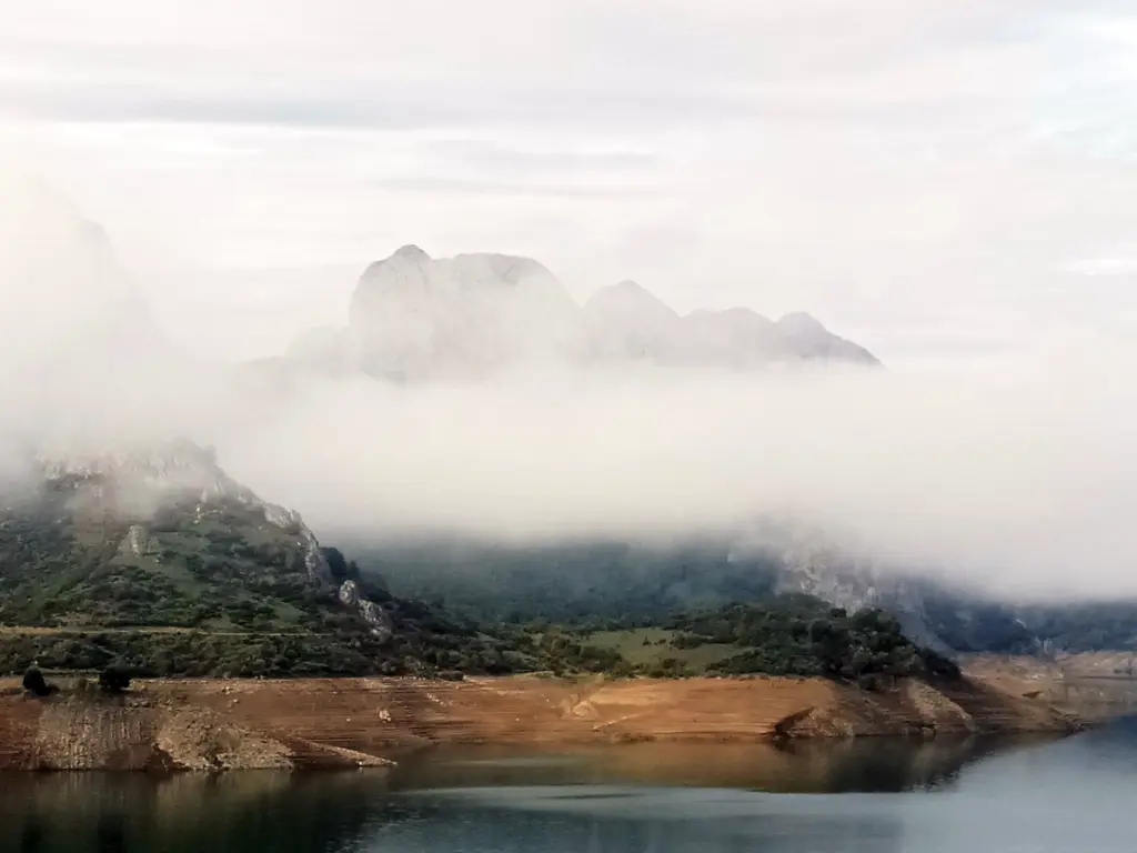 Embalse de Riaño en 2022 con montaña y niebla al fondo