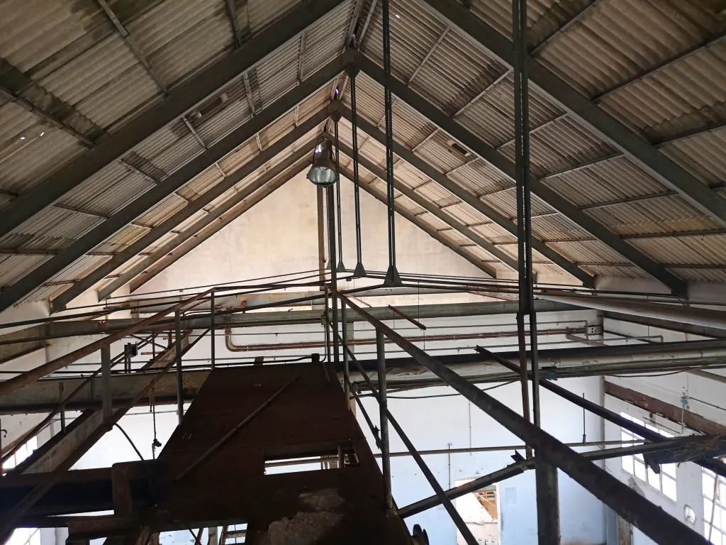 Pasillos y tuberías del bajo techo del edificio de producción de Lindano de Inquinosa S.A.