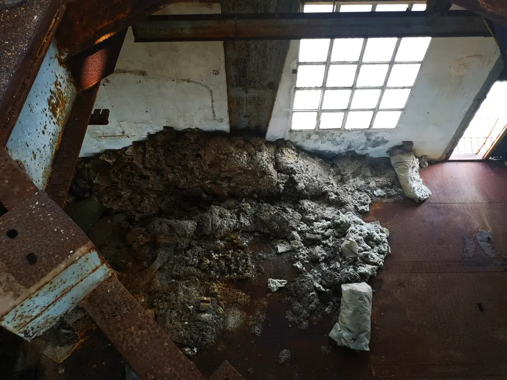 Vista cenital: sacos de material tóxicos degradado en una nave de Inquinosa