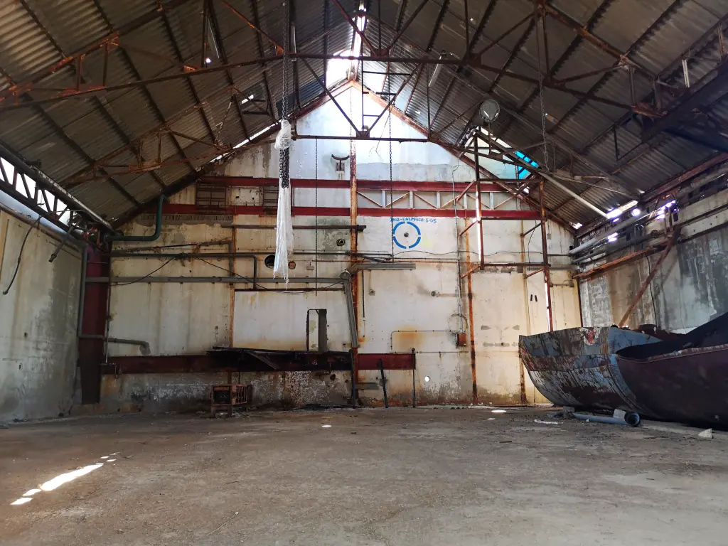 Vista general de la nave del cuerpo central de la fábrica abandonada de Inquinosa