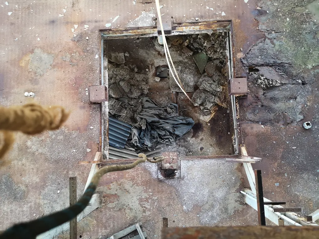 Foto desde arriba del suelo de un área de producción de HCH de Inquinosa con cuerda, escalera y desechos tóxicos