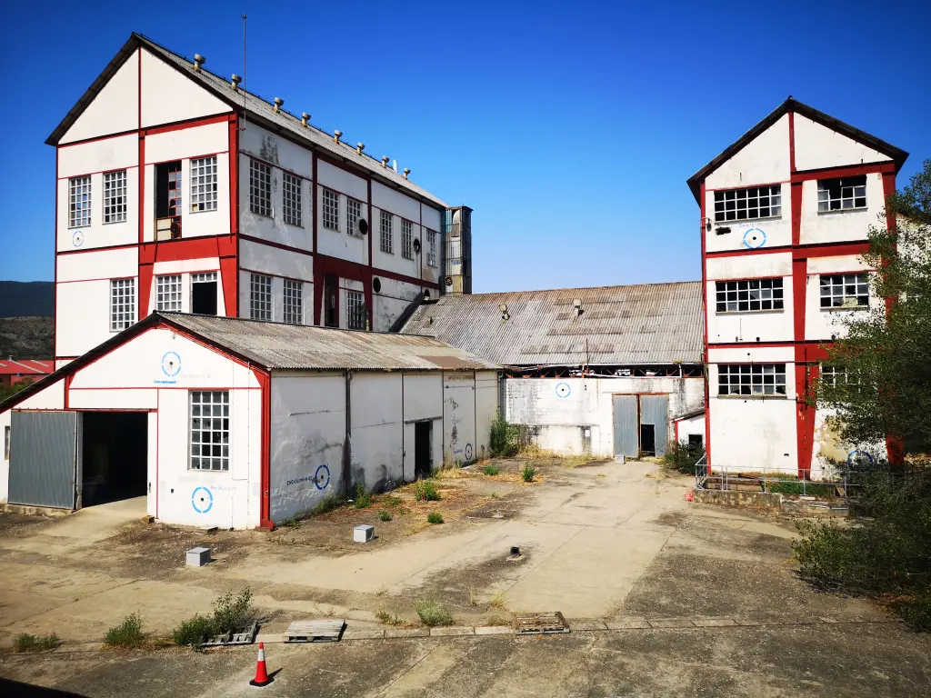 Vista general frontal de la fabrica abandonada de Inquinosa en 2025