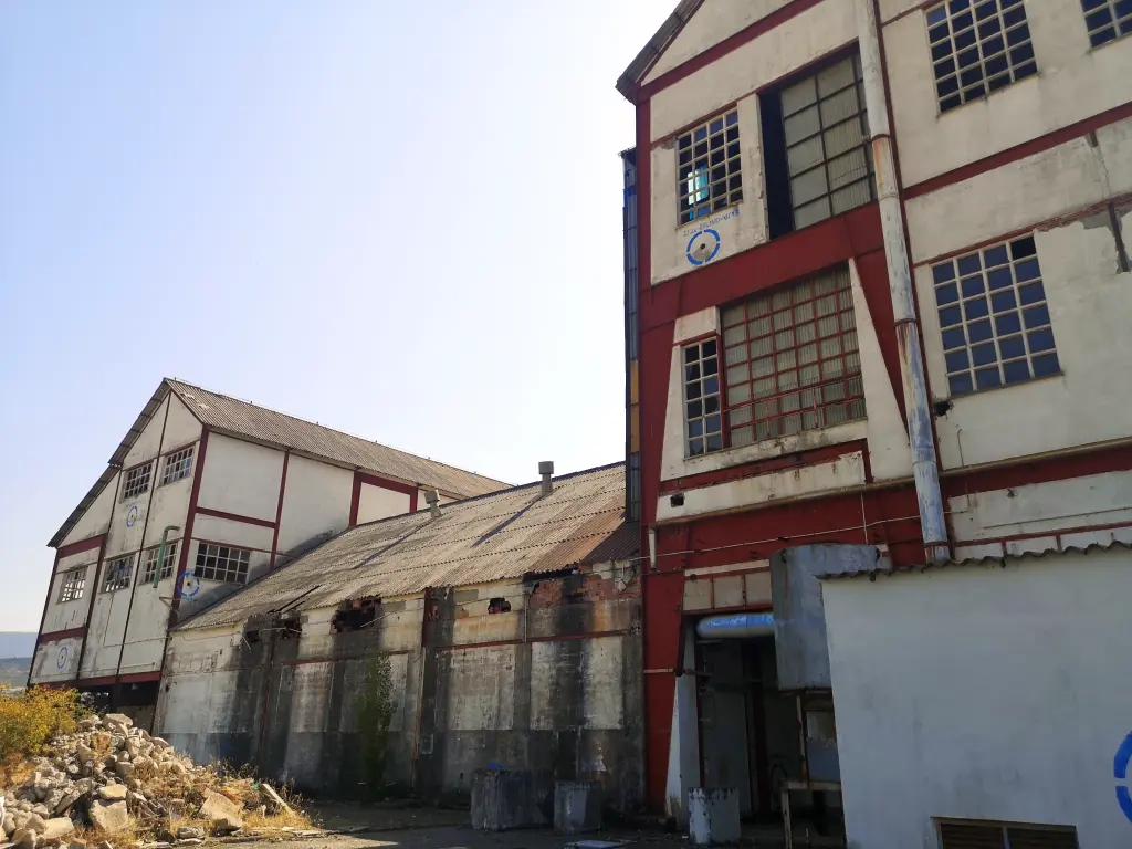 Vista lateral de la fábrica abandonad de Inquinosa en 2025