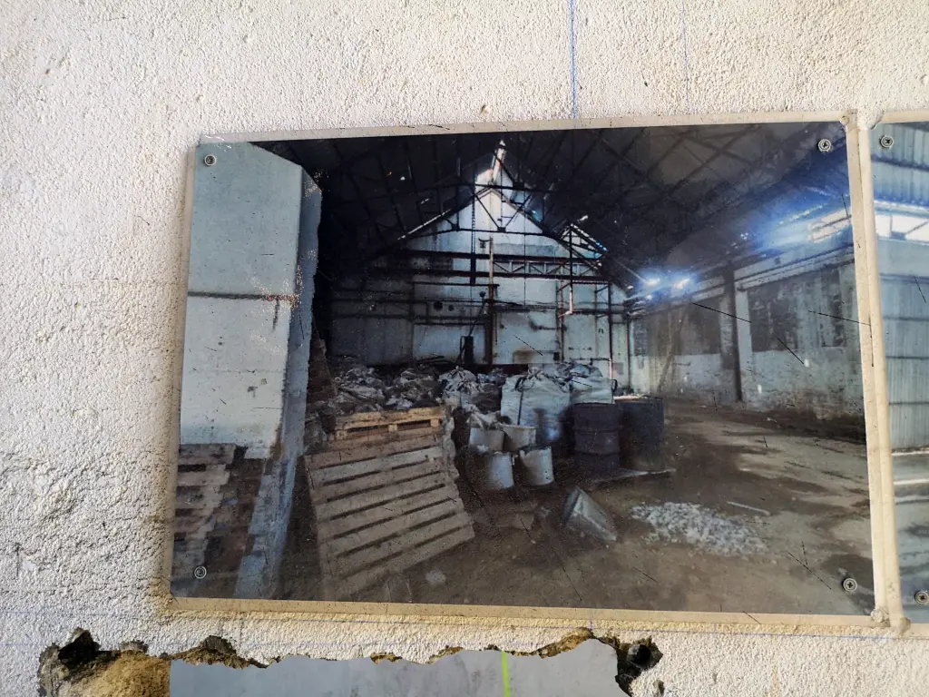 Fotos de una nave con desechos tóxicos abandonados antes de la actuación del gobierno de Aragón