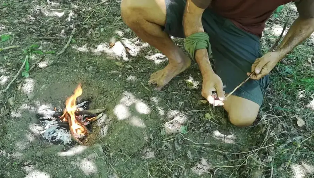 Encendiendo fuego durante el viaje por la falta de hornillo. Ejemplo de pensamiento lateral
