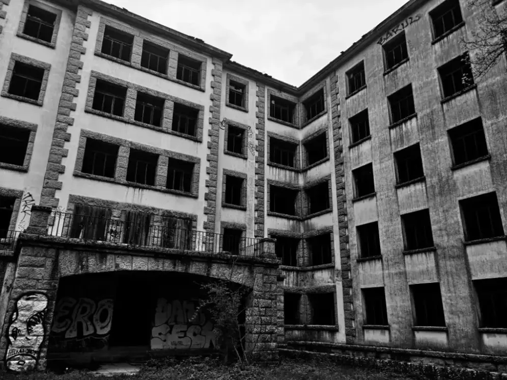 Entrada principal del Sanatorio abandonado de Tabla con parte del edificio principal visible