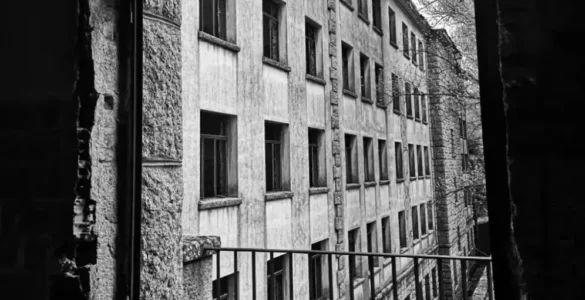 Fachada lateral del Sanatorio de Tablada vista desde una ventana del edificio principal