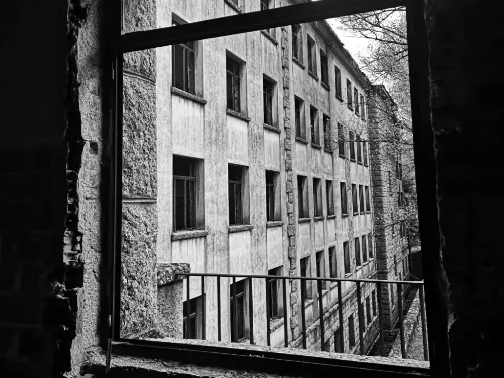 Fachada lateral del Sanatorio de Tablada vista desde una ventana del edificio principal