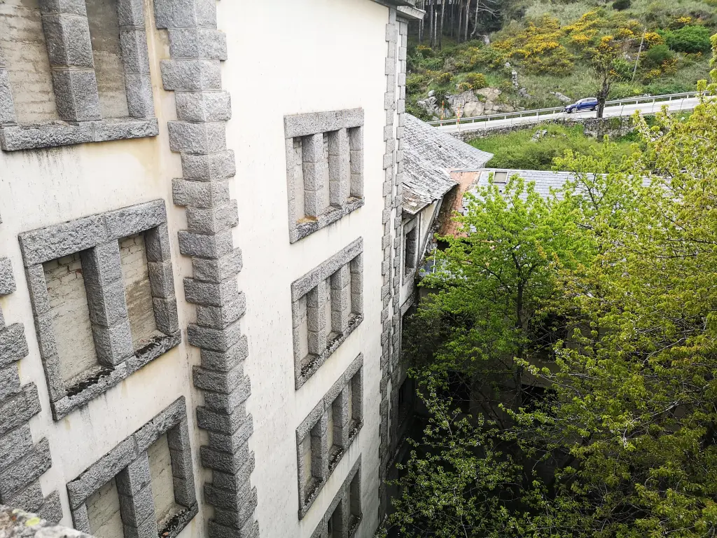 Fachada principal del Sanatorio de Tablada tomada desde la sexta planta. Carretera al fondo y árboles a la izquierda