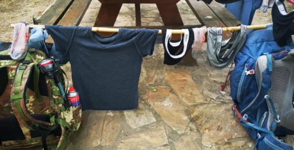 tendedero improvisado estando de viaje, usamos un palo y las dos mochilas como apoyo Un ejemplo de pensamiento lateral viajando