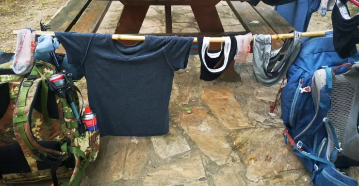 tendedero improvisado estando de viaje, usamos un palo y las dos mochilas como apoyo Un ejemplo de pensamiento lateral viajando
