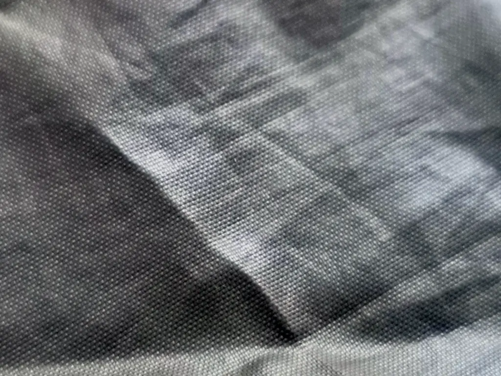 Detalle de un revestimiento impermeabilizante de poliuretano aplicado al suelo de una tienda de campaña