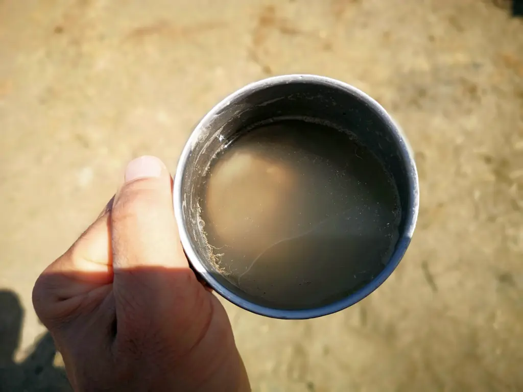 Agua lista para beber después de los pasos de filtrado y potabilización