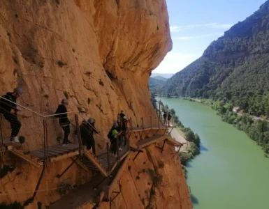 Turistas en el Caminito del Rey, uno de los enclaves naturales más masificado de Málaga