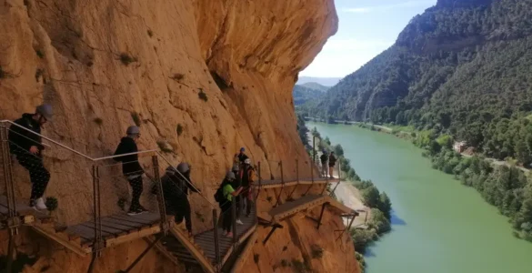Turistas en el Caminito del Rey, uno de los enclaves naturales más masificado de Málaga