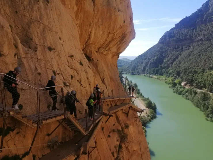 Turistas en el Caminito del Rey, uno de los enclaves naturales más masificado de Málaga