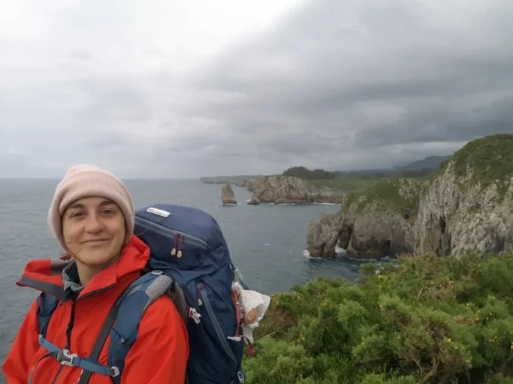 Retrato de Carmen Ruz Rábade, cofundadora de Viaje a Edén durante un viaje por la costa de Asturias