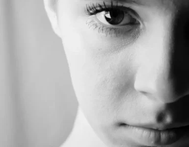 Primer plano monocromo de media cara de mujer con mirada intensa que simboliza la diferencia y el límite en el pensamiento