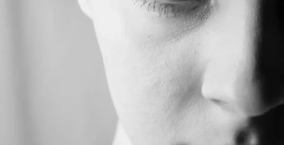 Primer plano monocromo de media cara de mujer con mirada intensa que simboliza la diferencia y el límite en el pensamiento