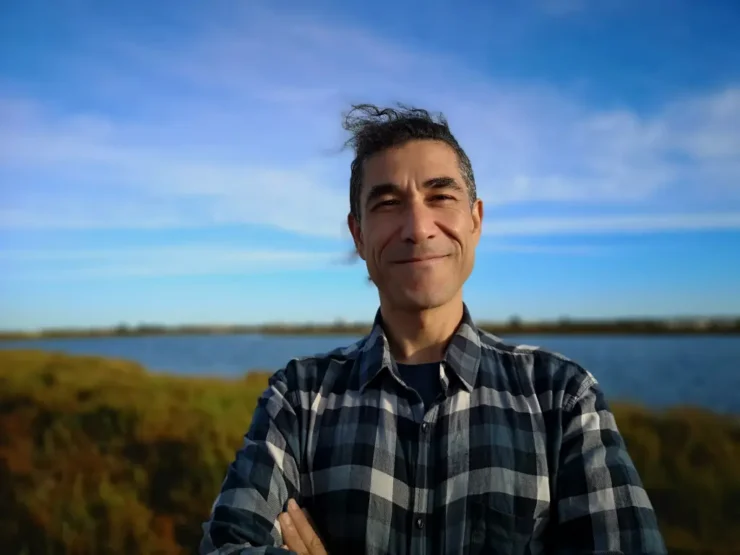Retrato del Escritor y Guía Gabriele Burchielli con vista del Esteiro de Leizira (Portugal), cofundador de Viaje a Edén