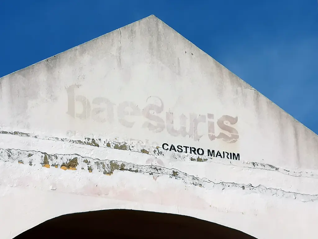 Entrada del parque acuático abandonado en Castro Marín Portugal. Se puede aún leer su antiguo nombre "baesuris" castro marim, un poco descolorido por el tiempo.