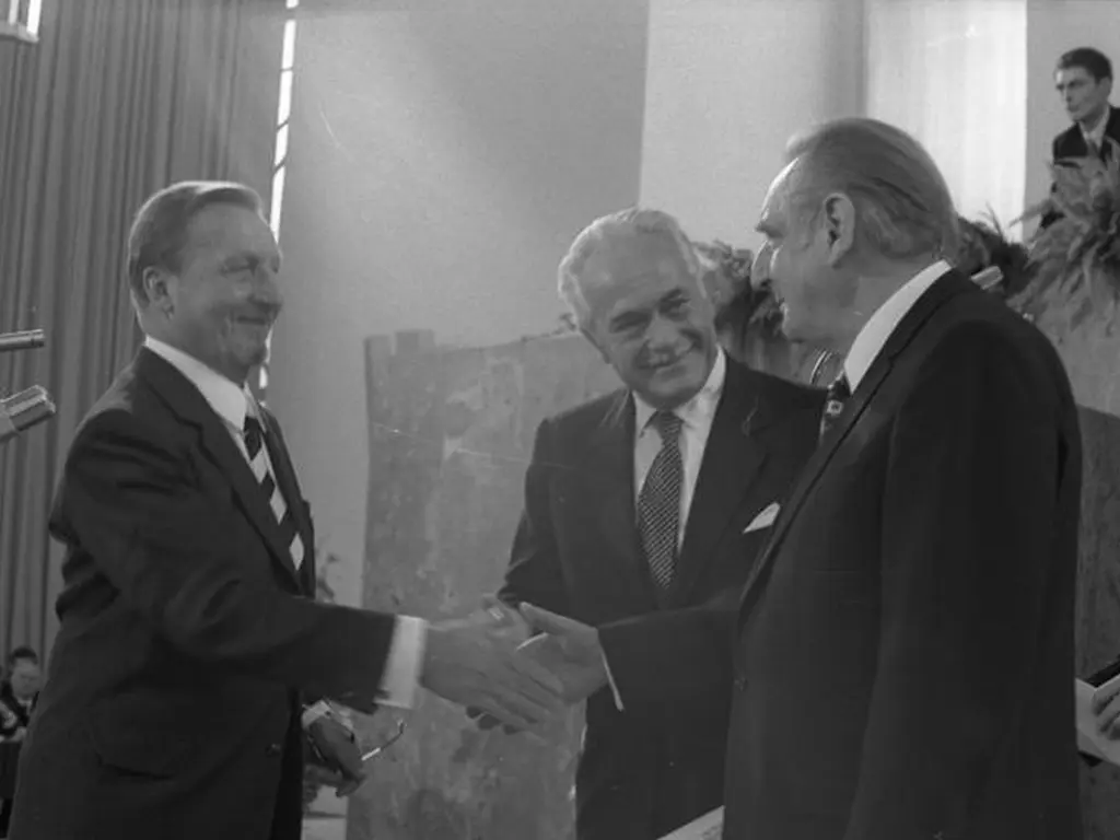 Entrega del Premio de la Paz 1973 al Club de Roma en Fráncfort, con Peccei y miembros del comité.