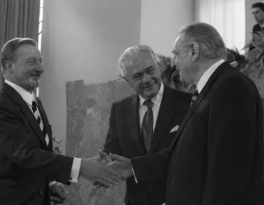 Otto von Klett, Aurelio Peccei y Eduard Pestel en la entrega del Premio de la Paz del Comercio Librero Alemán al Club de Roma, Frankfurt 1973