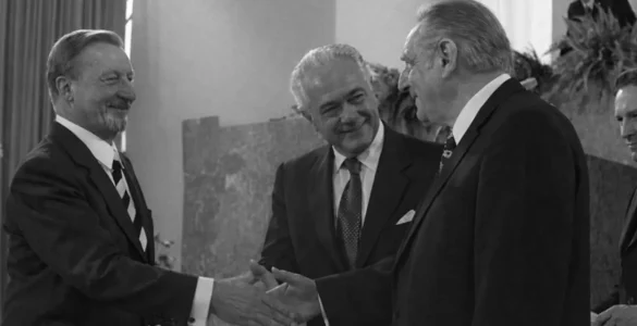 Otto von Klett, Aurelio Peccei y Eduard Pestel en la entrega del Premio de la Paz del Comercio Librero Alemán al Club de Roma, Frankfurt 1973